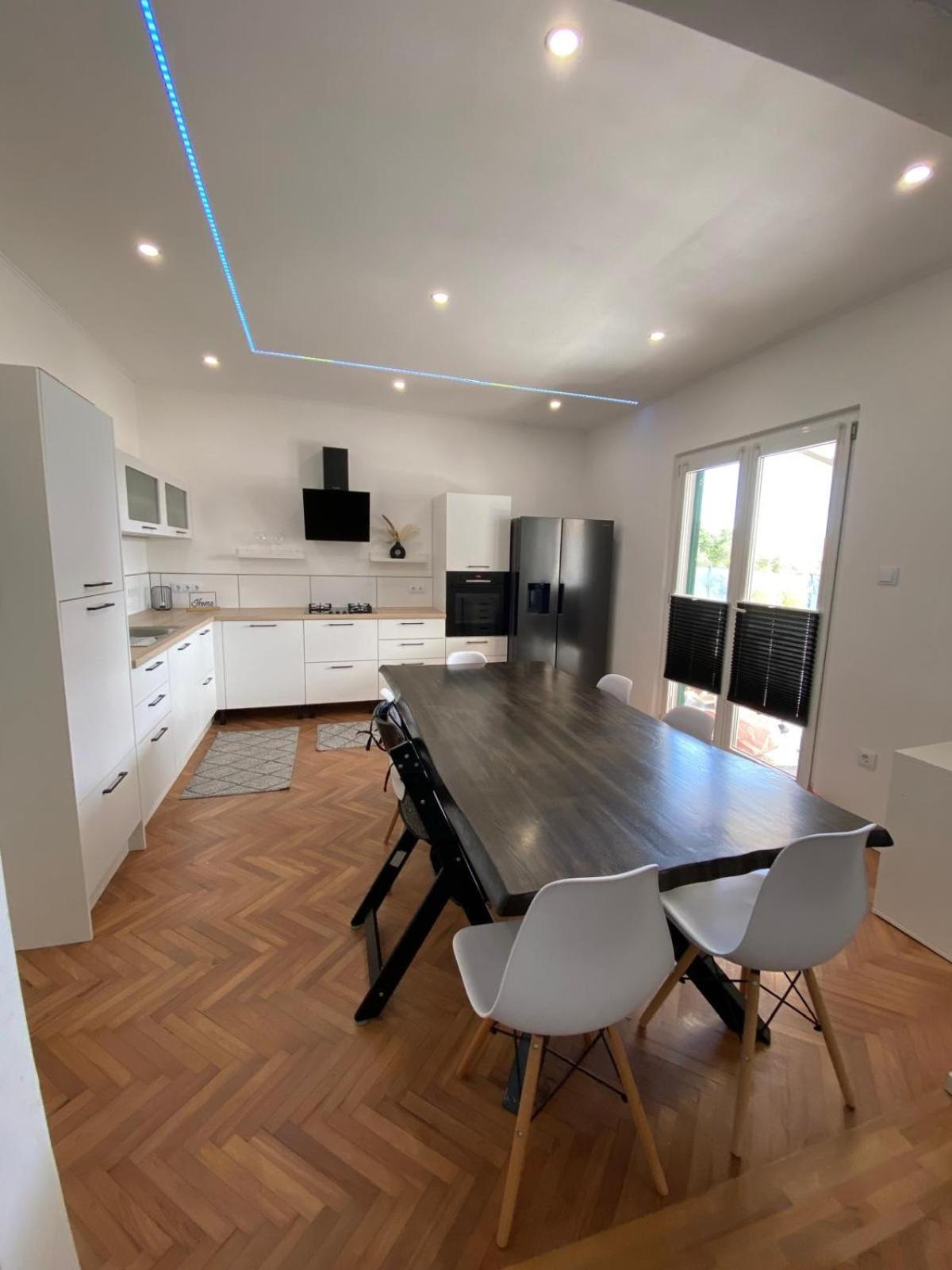 Apartment Milena Kastela Mit Whirlpool Kaštela Exterior foto
